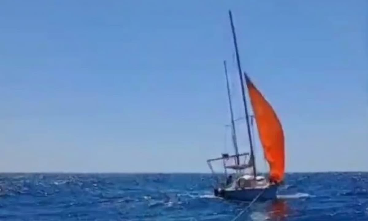 Застрявших на заглохшей яхте двух человек спасли в Черном море