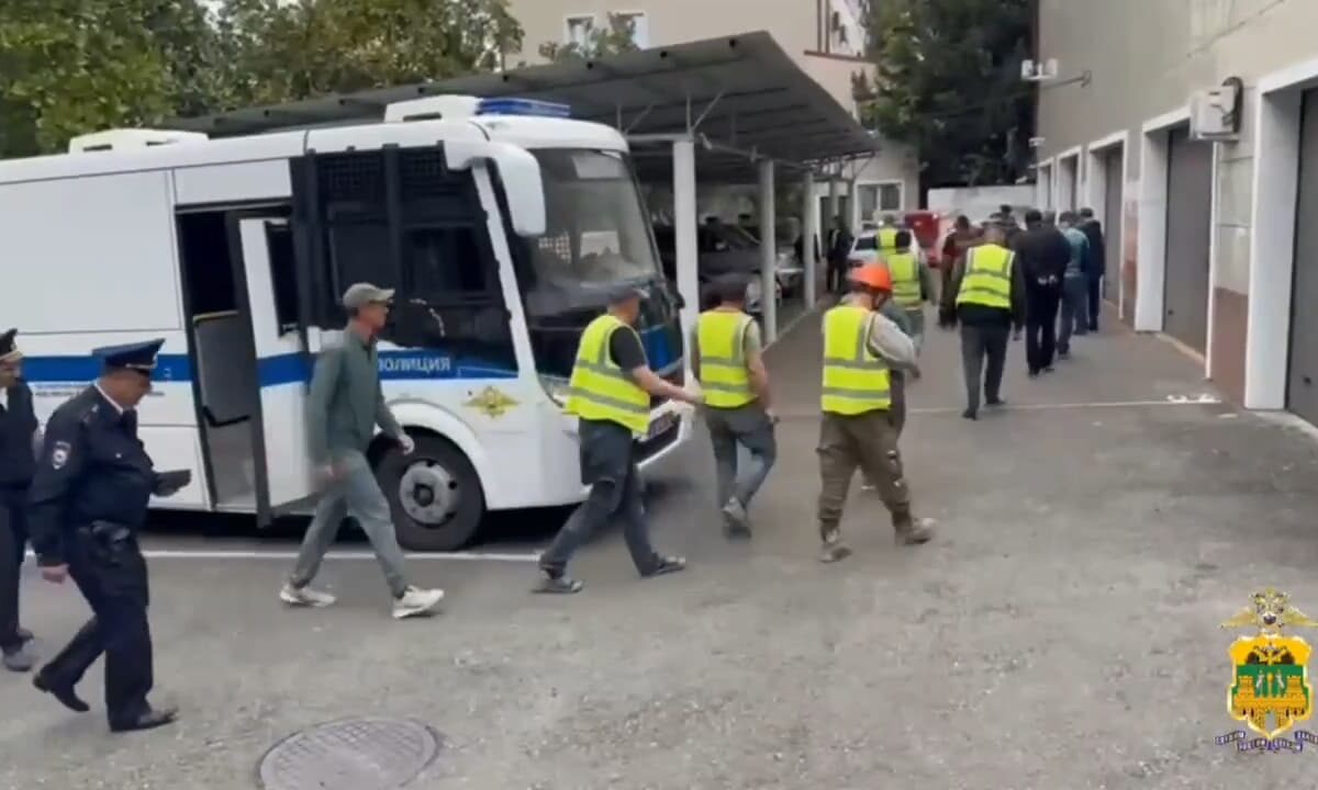 На стройке в Сочи нашли 36 мигрантов, пять из них оказались нелегалами