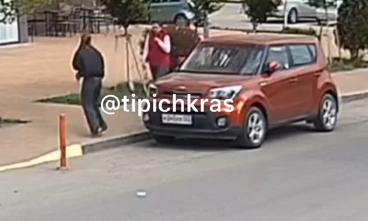 В Краснодаре задержали женщину, бившую незнакомок в живот на Командорской