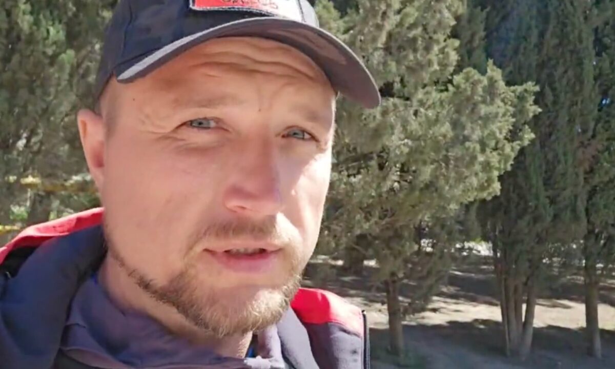 Блогера из Анапы задержали за недостоверный пост о мазуте на камнях в Крыму