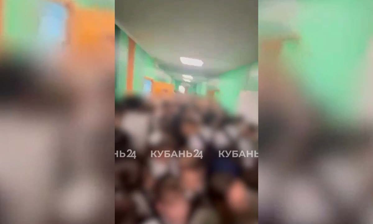 Коридор превратился в «полосу выживания» из-за изменения расписания в школе Сочи
