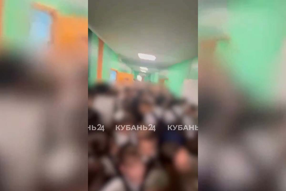 Коридор превратился в «полосу выживания» из-за изменения расписания в школе Сочи