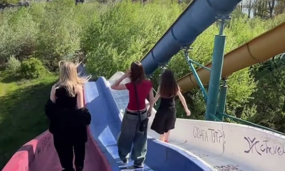 Из-за видео в TikTok подростки массово рванули в заброшенный аквапарк Краснодара