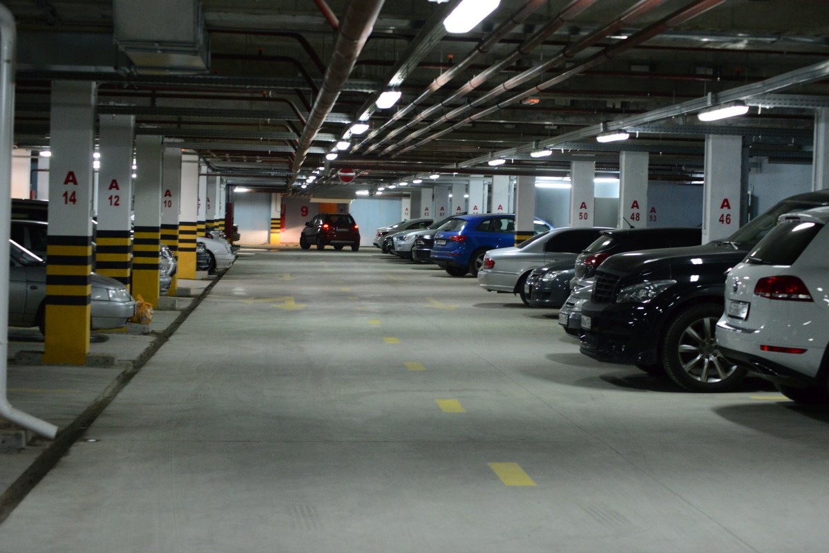 Запретить платные парковки возле многоквартирных домов предложили в Госдуме РФ