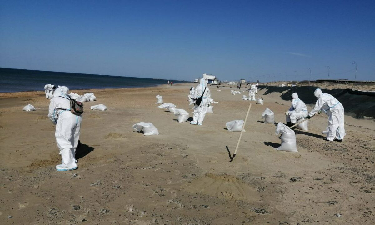 Новые выбросы мазута обнаружили на двух участках побережья Анапы 15 апреля