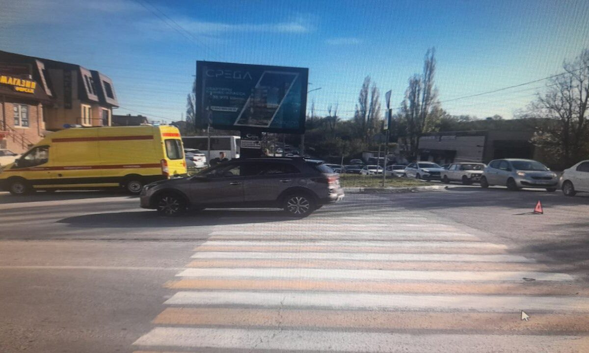 Легковушка сбила подростка на пешеходном переходе в Новороссийске
