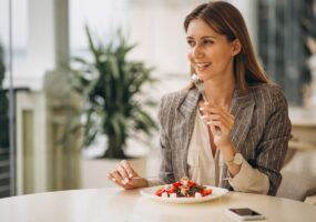 business-woman-having-lunch-cafe_1303-9737