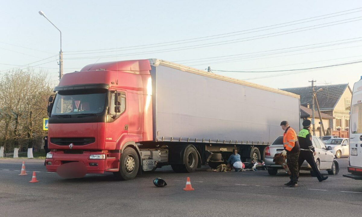 Школьник погиб под колесами фуры, вылетев из питбайка в ДТП на Кубани