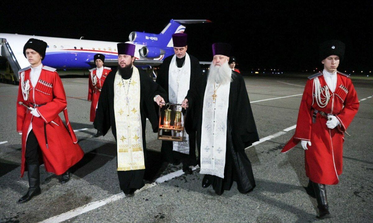 Благодатный огонь доставили в закрытый аэропорт Краснодара спецрейсом