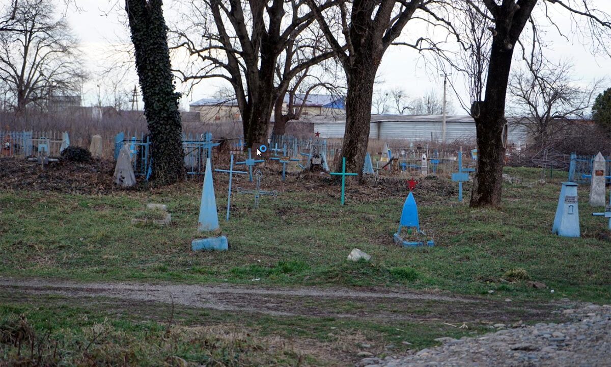 Устроившие танцы на кладбище Геленджика школьницы извинились за свой поступок