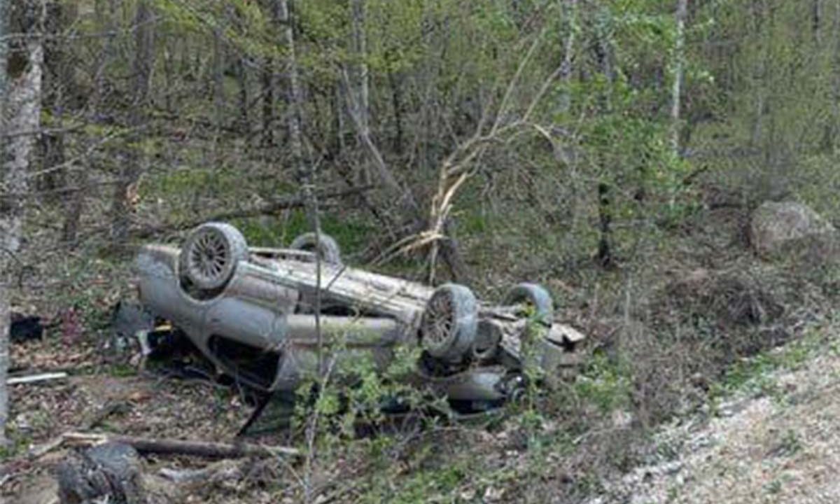 Легковушка вылетела в кювет в Адыгее, пассажир погиб, водитель — в больнице