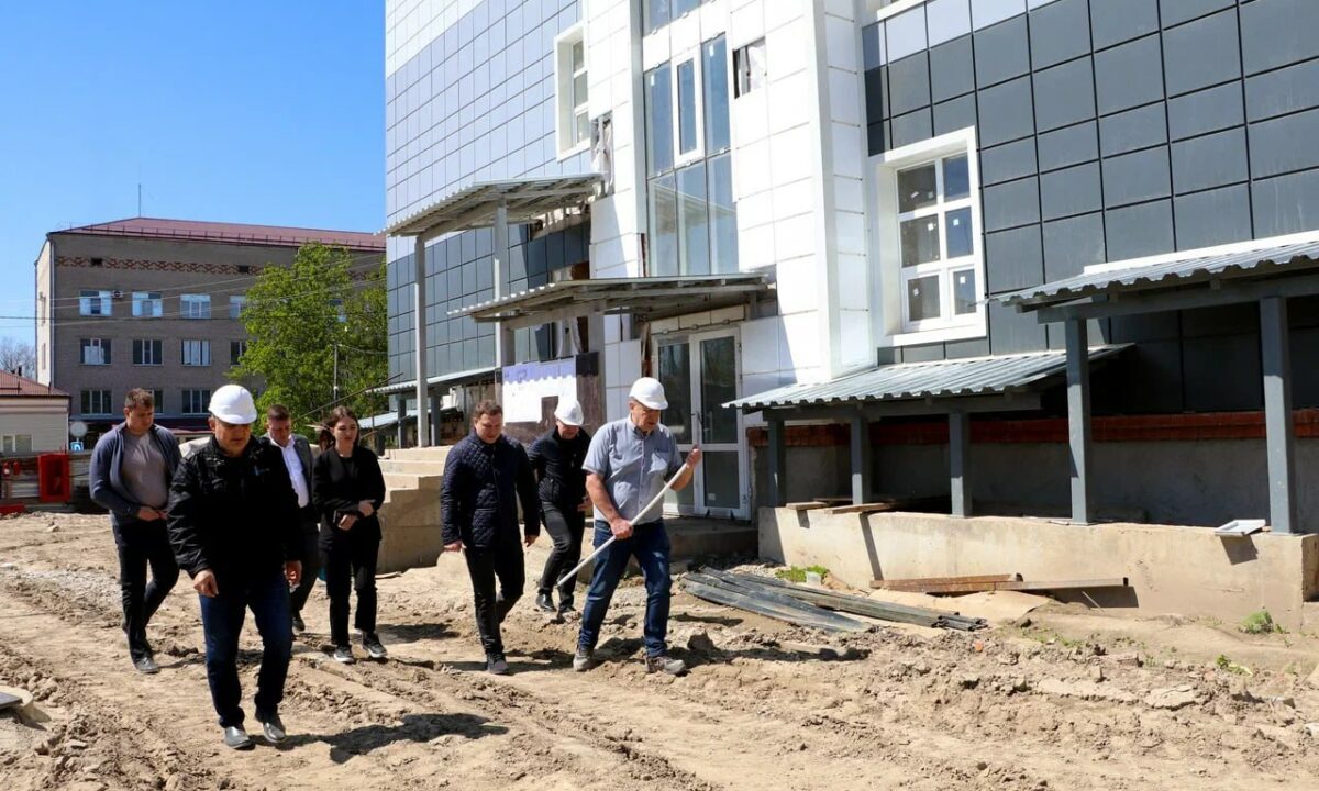 Александр Нестеренко проверил ход строительства соцобъектов в Тбилисском районе