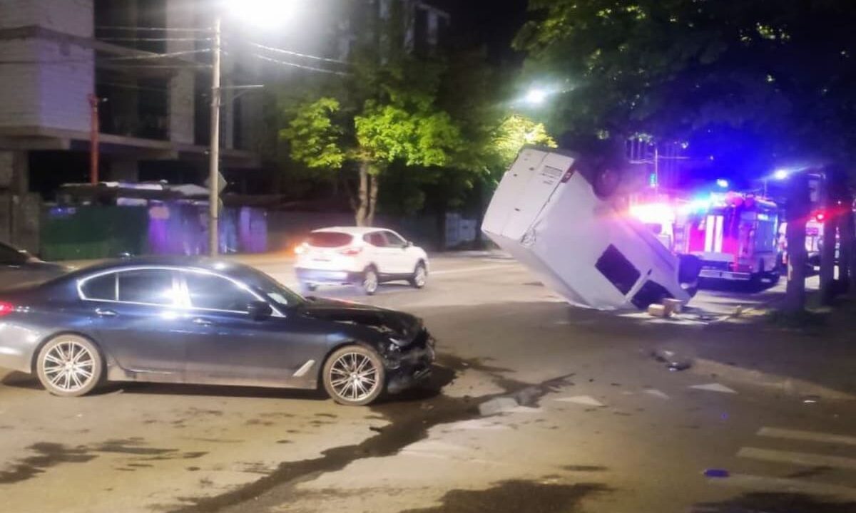 В Краснодаре фургон перевернулся после ДТП с BMW на перекрестке