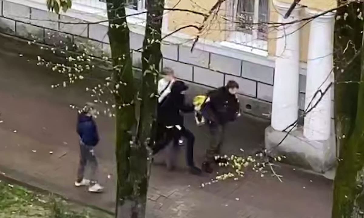 Трое школьников напали на ровесника-курьера в Сочи