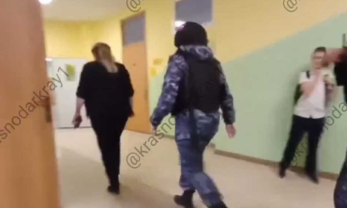 Полиция проверит информацию о поджоге двери в одной из школ Краснодара