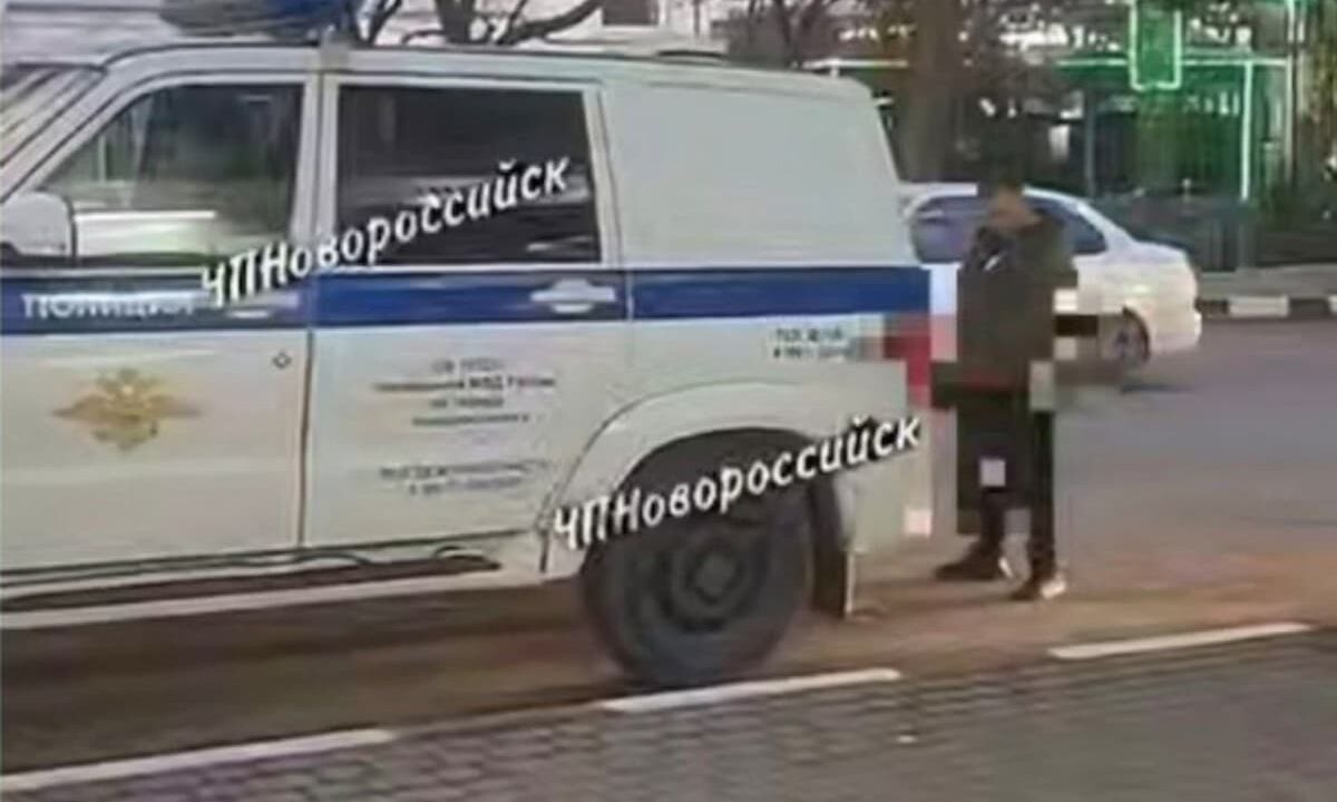 Полиция Новороссийска ищет хулигана, справившего нужду на служебный автомобиль