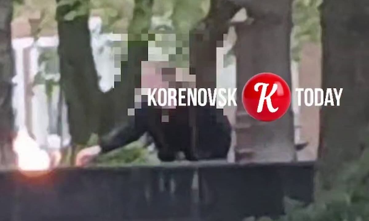 В Кореновске полиция ищет девушку, которая жгла ветки на Вечном огне
