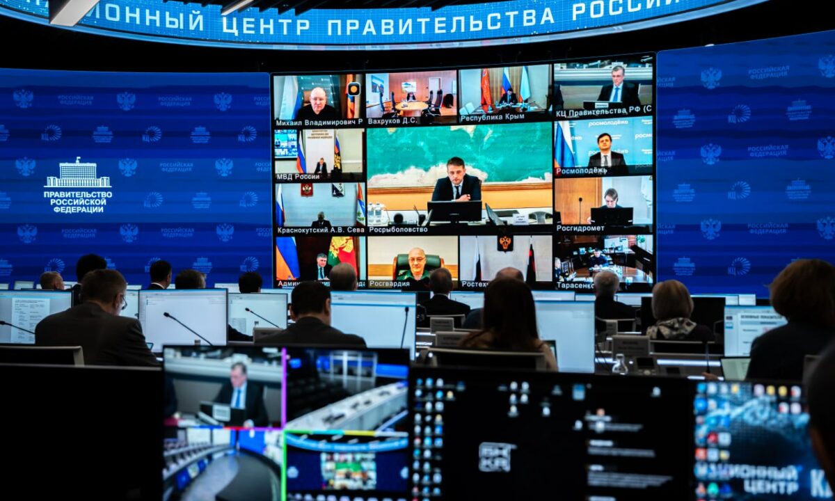 Более 228 тонн мазута подняли со дна моря на пляжах Анапы и Темрюкского района