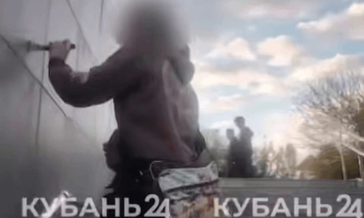 Полиция Краснодара ищет испортившего стену подземного перехода лохматого вандала