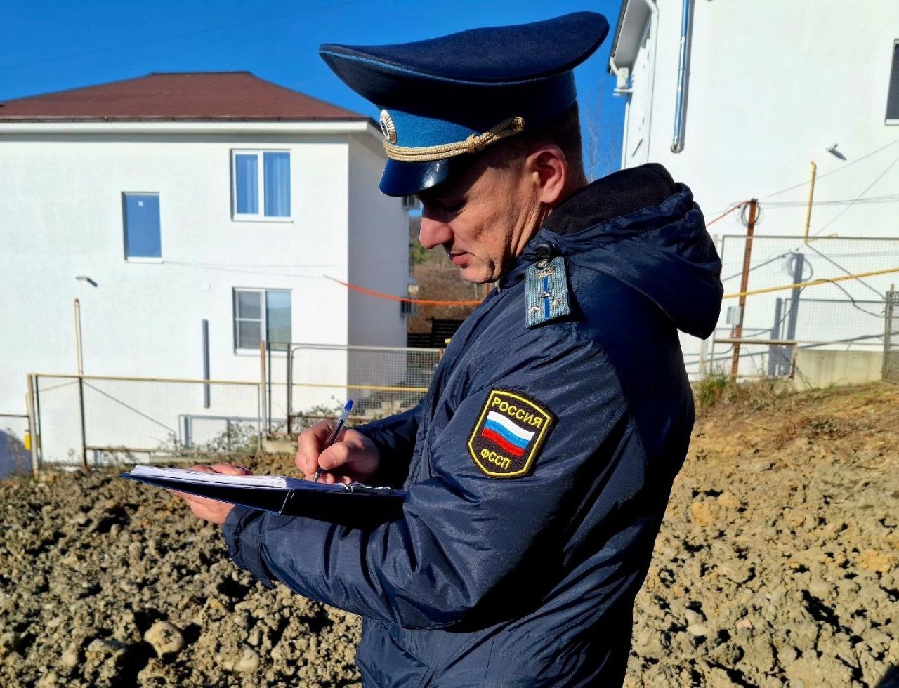 Два трехэтажных самостроя снесли в Сочи