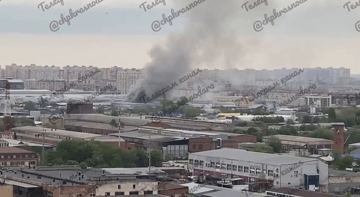 В Краснодаре загорелся склад на площади 100 кв. метров