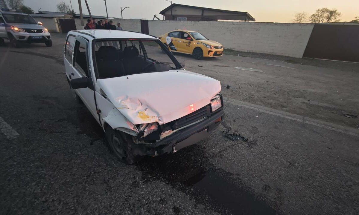 «Ока» влетела в такси в Новокубанском районе, пострадал ребенок