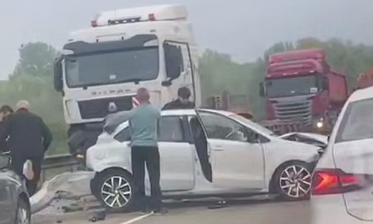 Водитель и два пассажира легковушки пострадали в ДТП с участием тягача на Кубани