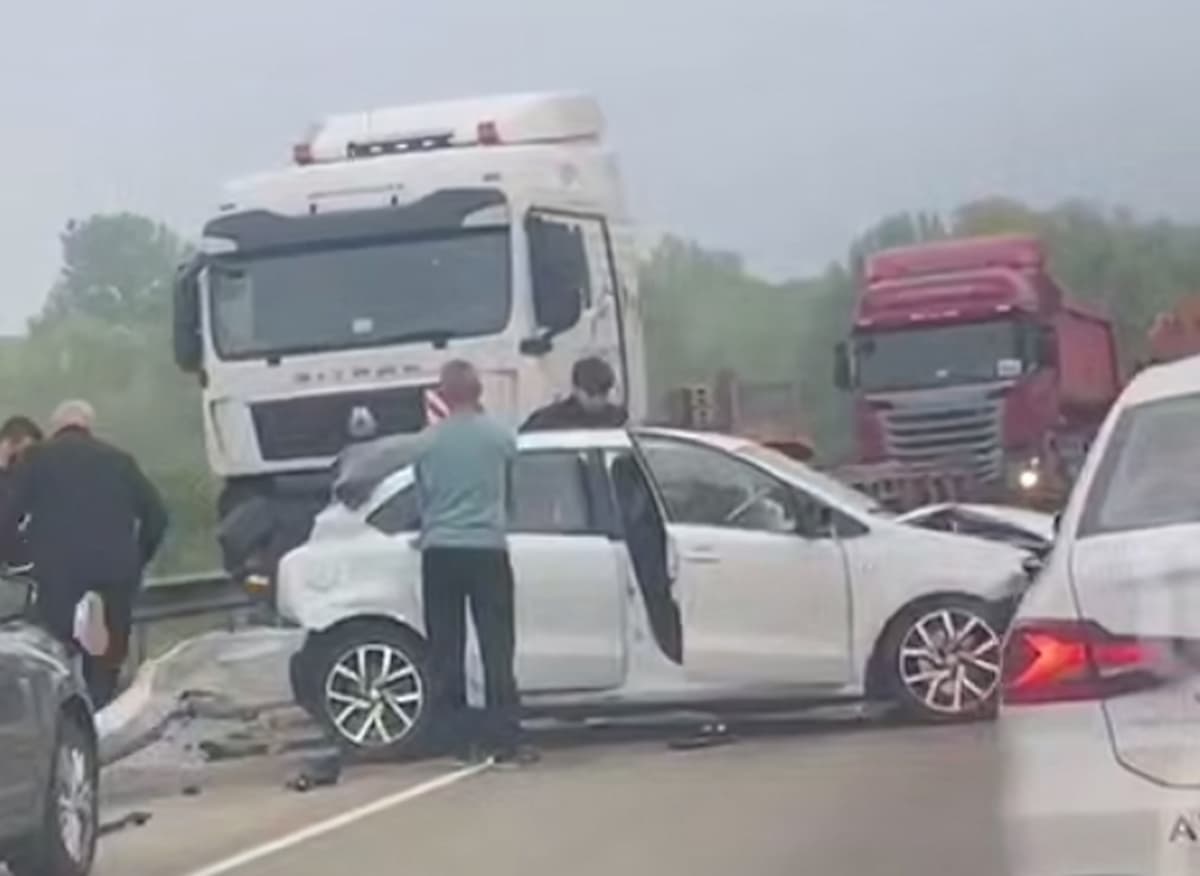 Водитель и два пассажира легковушки пострадали в ДТП с участием тягача на Кубани