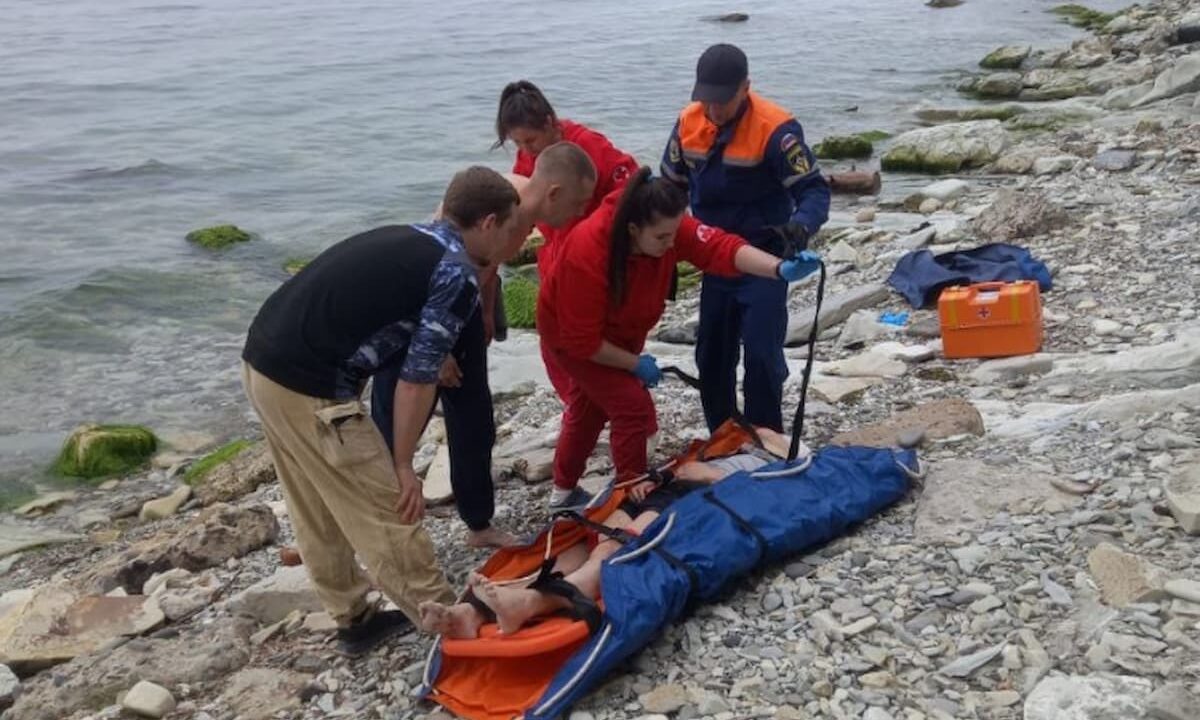 В Новороссийске туристка сорвалась со скалы над морем