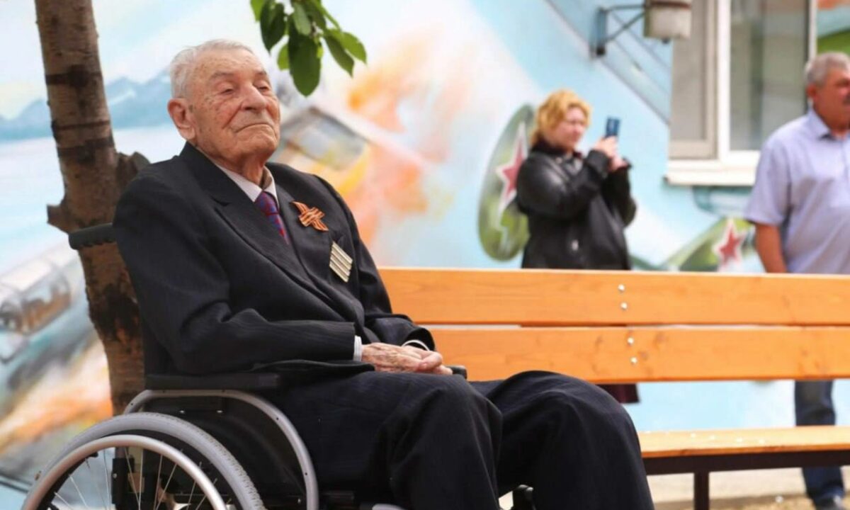 Вениамин Кондратьев поздравил со 100-летием ветерана Федора Бочарова из Анапы