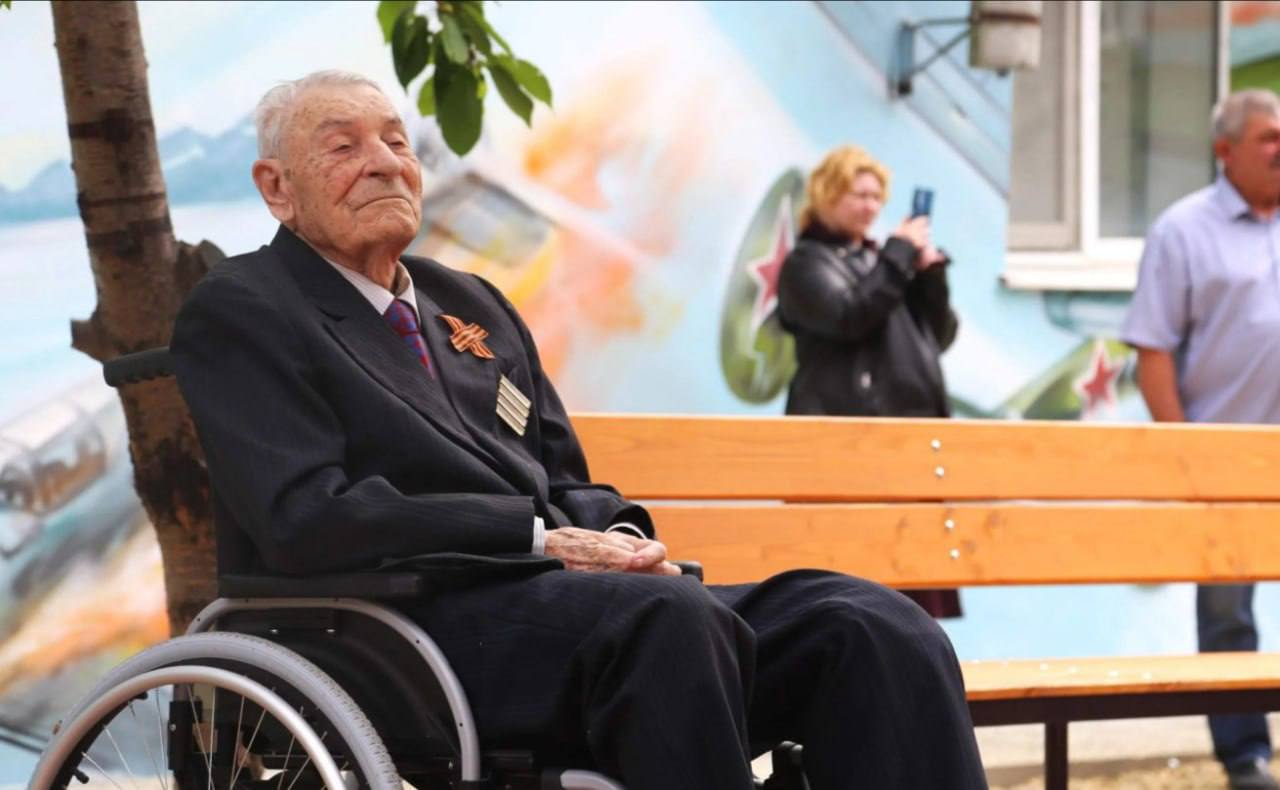 Вениамин Кондратьев поздравил со 100-летием ветерана Федора Бочарова из Анапы