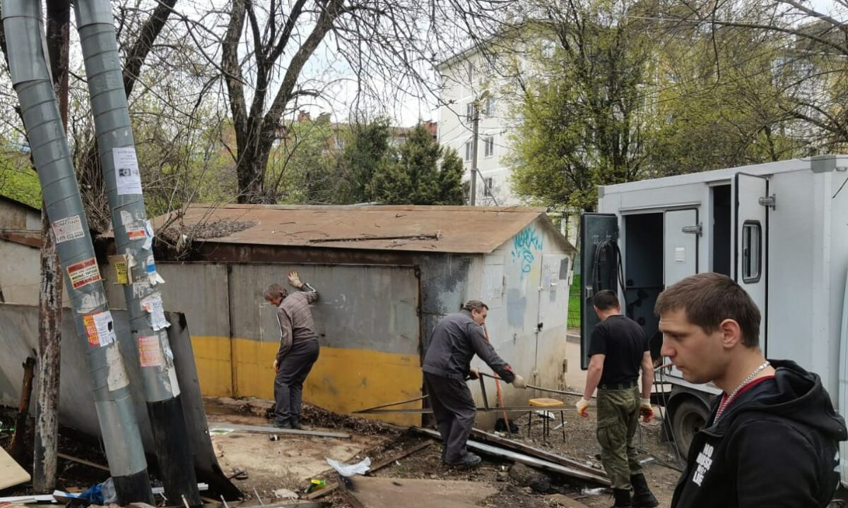 В Краснодаре для ремонта водопровода пришлось снести незаконные гаражи