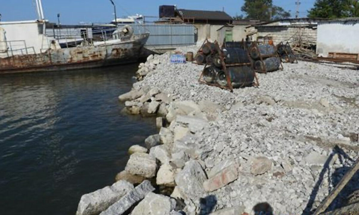 Более 190 тонн отходов обнаружили в водоохранной зоне Азовского моря