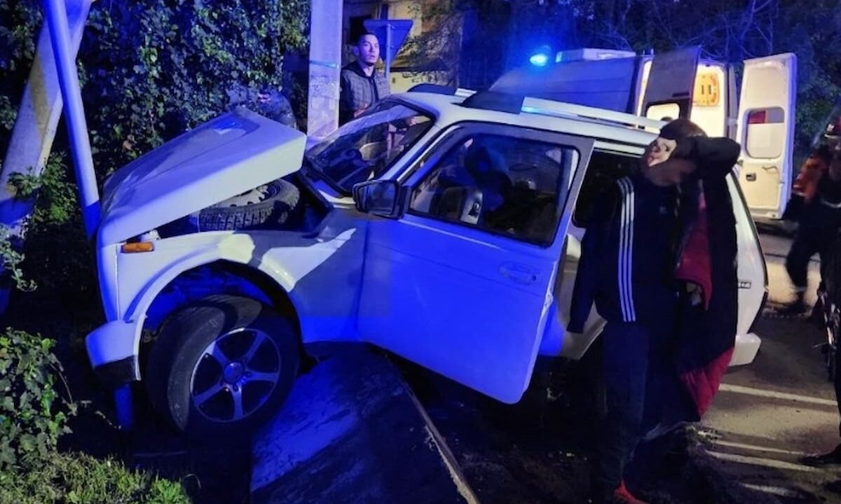 В Туапсе «Нива» влетела в столб, пассажиру потребовалась помощь спасателей