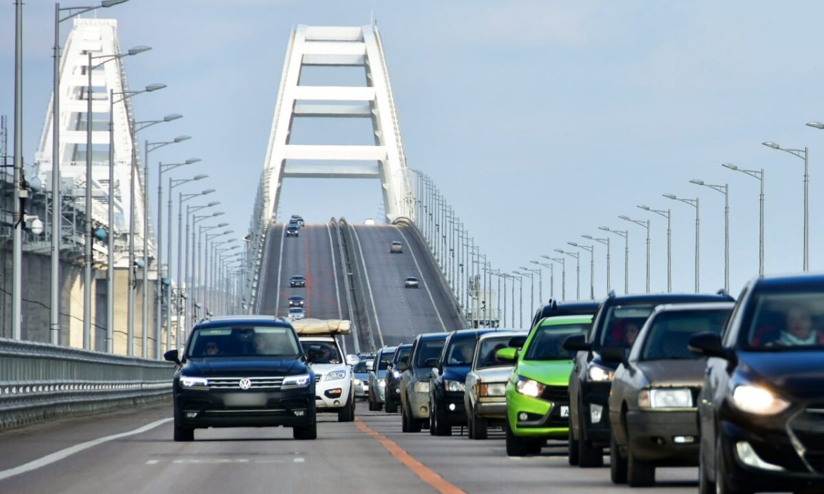 Дополнительную полосу откроют на подъезде к Крымскому мосту со стороны Кубани