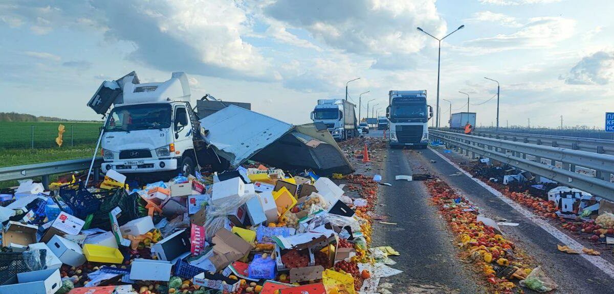 Овощи высыпались из фуры после ДТП и перекрыли трассу в Кореновском районе
