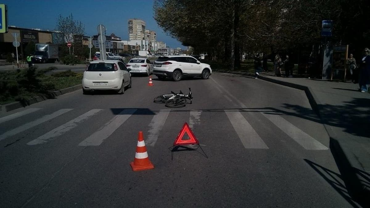 В Анапе иномарка сбила 16-летнего студента, переходившего с велосипедом дорогу