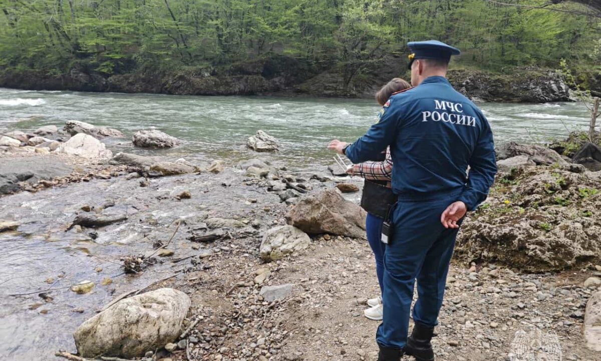 В Адыгее пятый день ищут упавшего в реку Белую мальчика из Краснодарского края