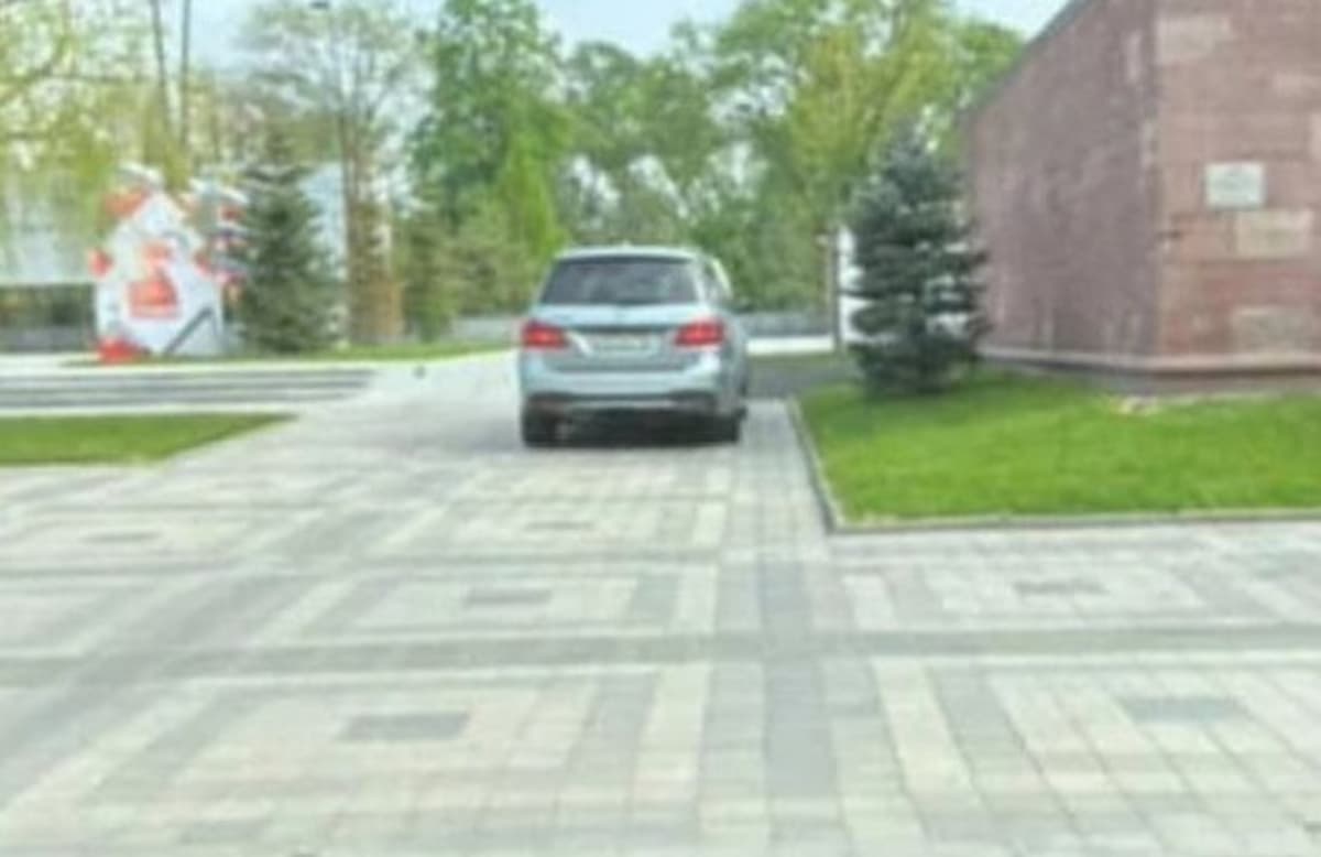 Водителя Mercedes оштрафовали за парковку возле Вечного огня в Краснодаре