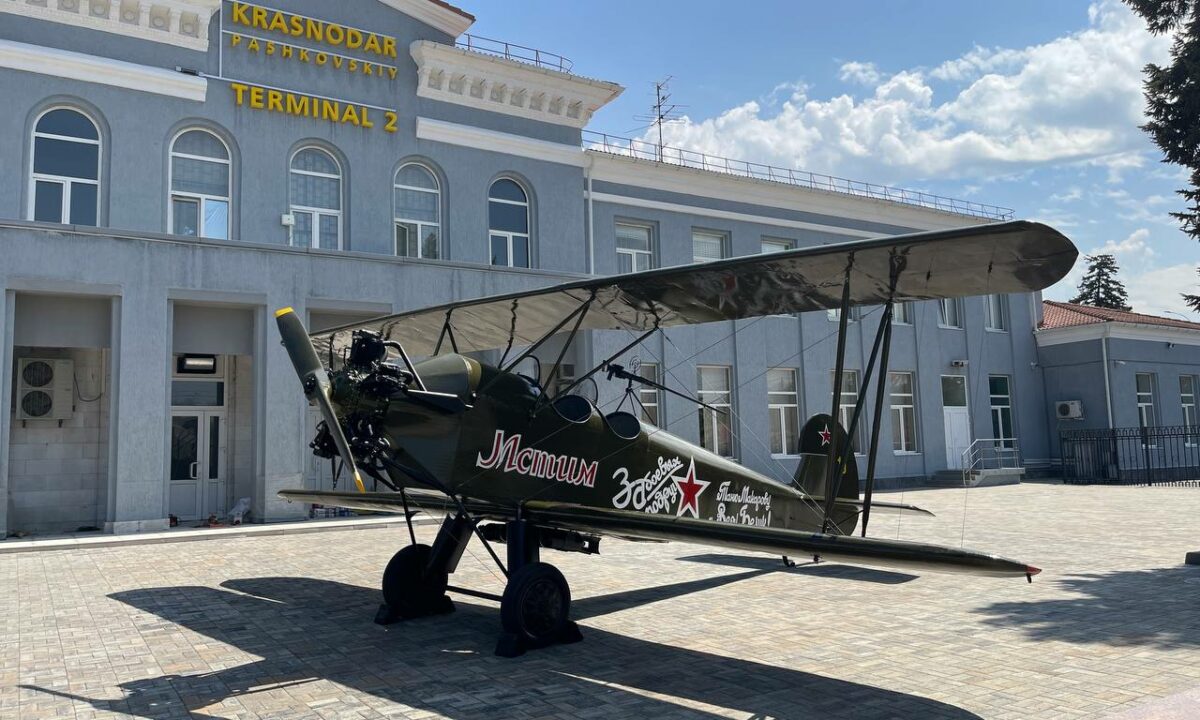 Макет самолета ПО-2 после реставрации вернулся на площадь у аэропорта Краснодара