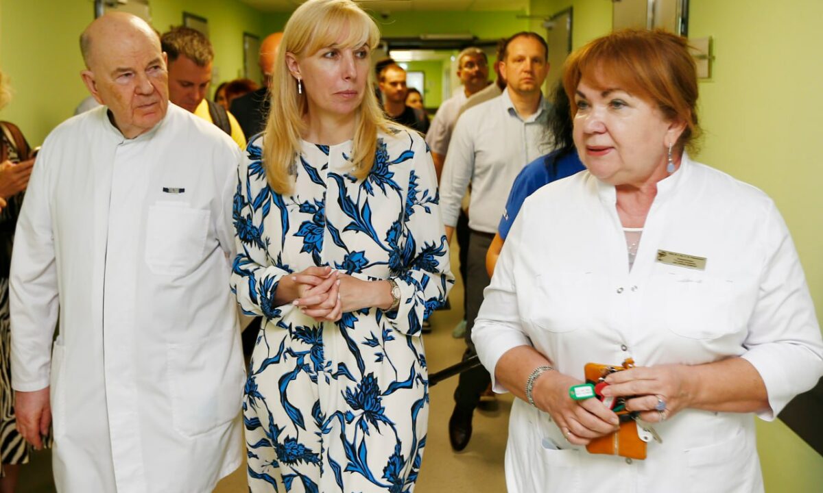 Анна Минькова поздравила главврача ККБ № 1 Владимира Порханова с 78-летием