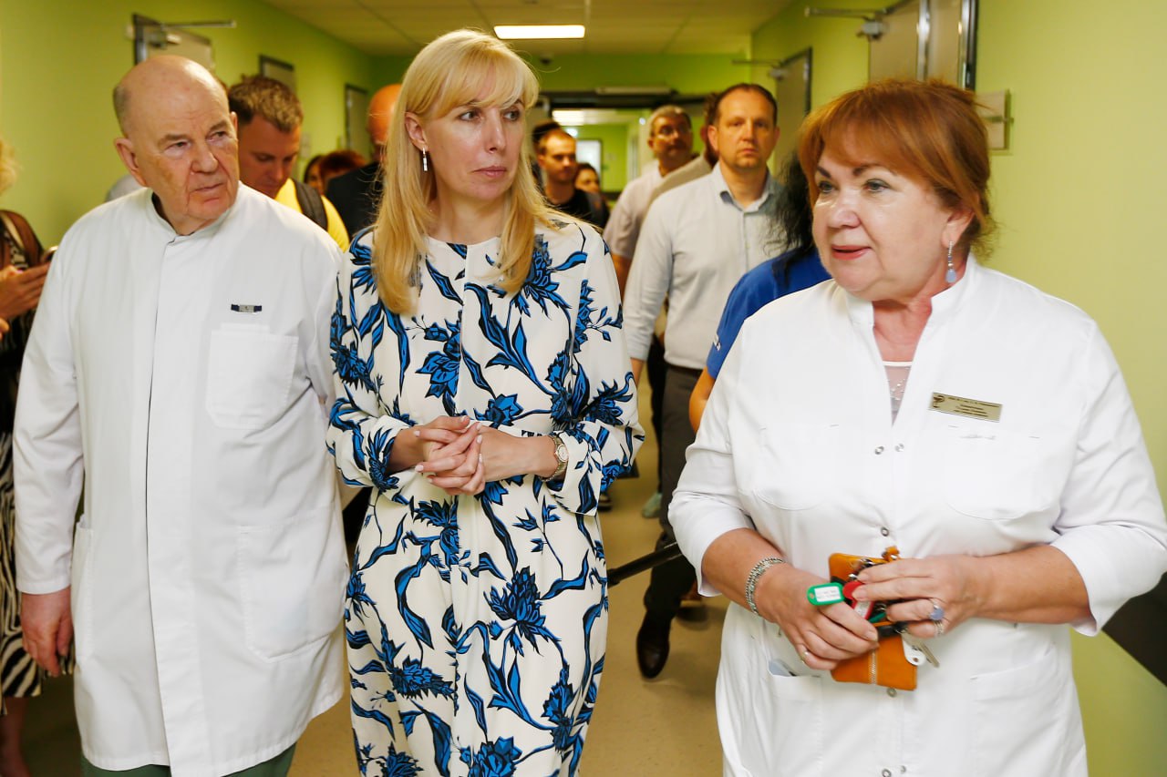 Анна Минькова поздравила главврача ККБ № 1 Владимира Порханова с 78-летием