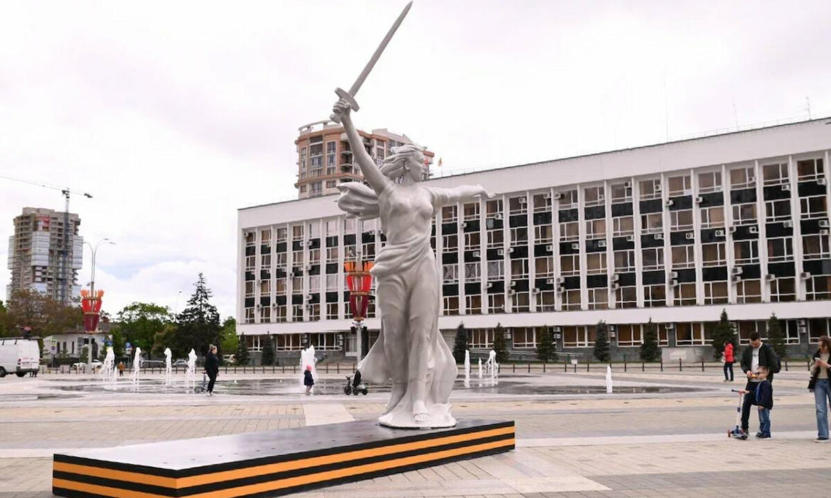 Скульптуру «Родина-мать» установили на главной площади Краснодара ко Дню Победы