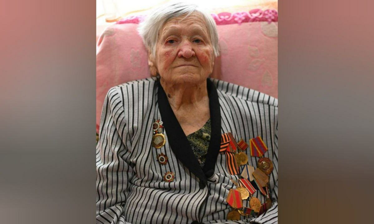 Кондратьев поздравил со 101-летием ветерана Веру Метальникову из Краснодара