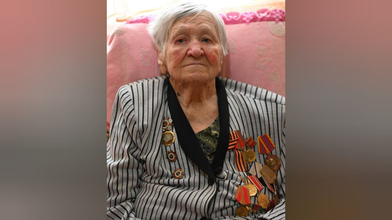Кондратьев поздравил со 101-летием ветерана Веру Метальникову из Краснодара