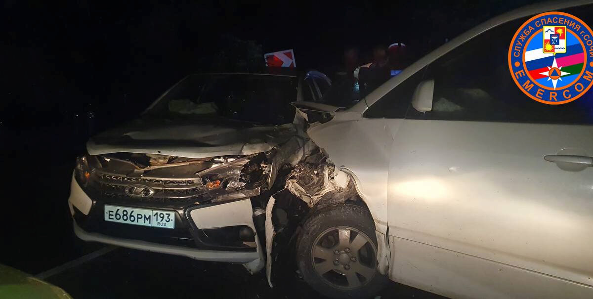 В Сочи иномарку занесло на мокрой дороге во встречную «Ладу», есть пострадавшие