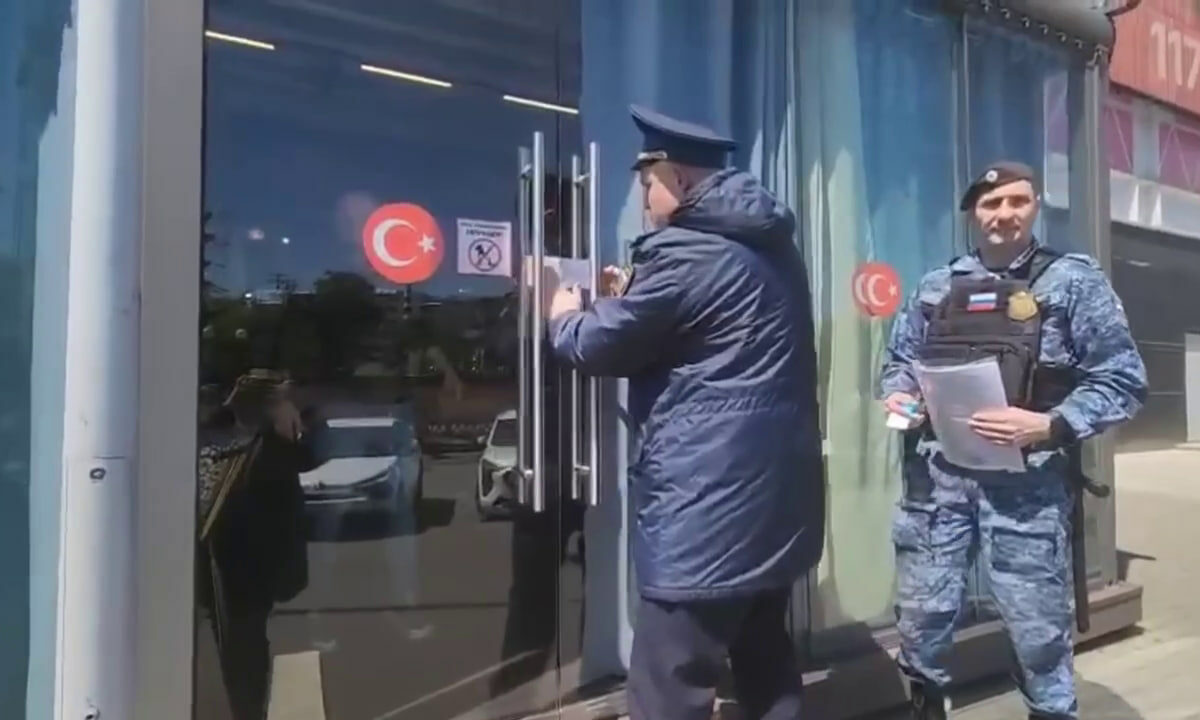 Приставы на месяц закрыли ресторан в Сочи за работу с нелегальными мигрантами