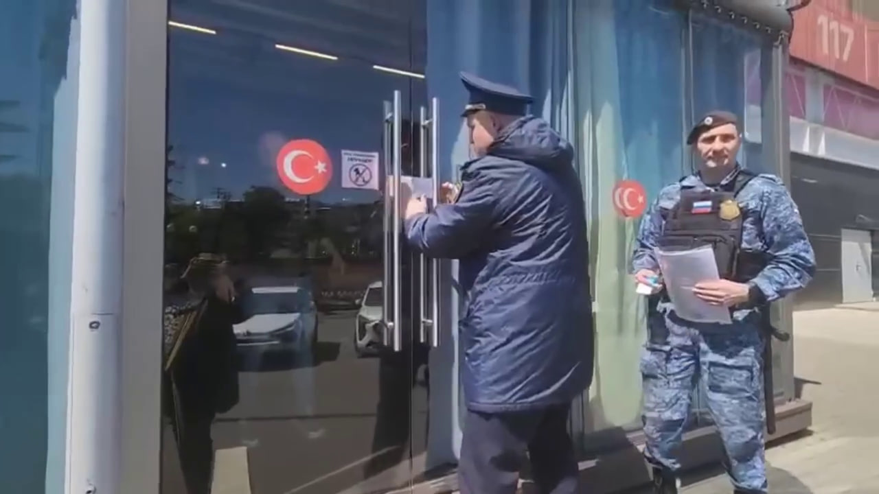Приставы на месяц закрыли ресторан в Сочи за работу с нелегальными мигрантами
