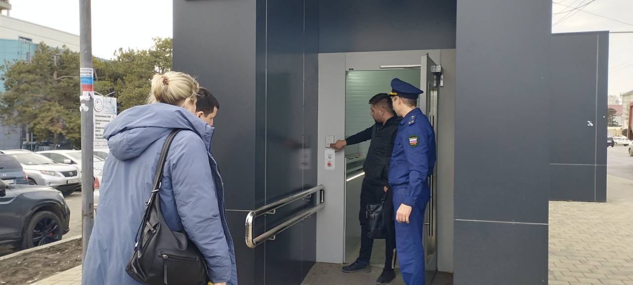 Лифт в подземном переходе возле ККБ № 2 в Краснодаре сделали более доступным