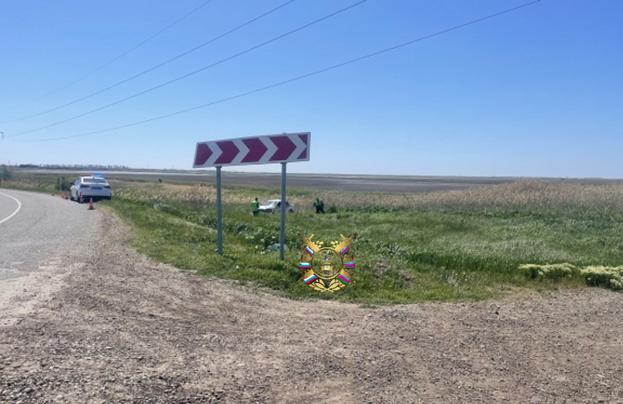 На Кубани иномарка вылетела с дороги, снесла дорожный знак и перевернулась